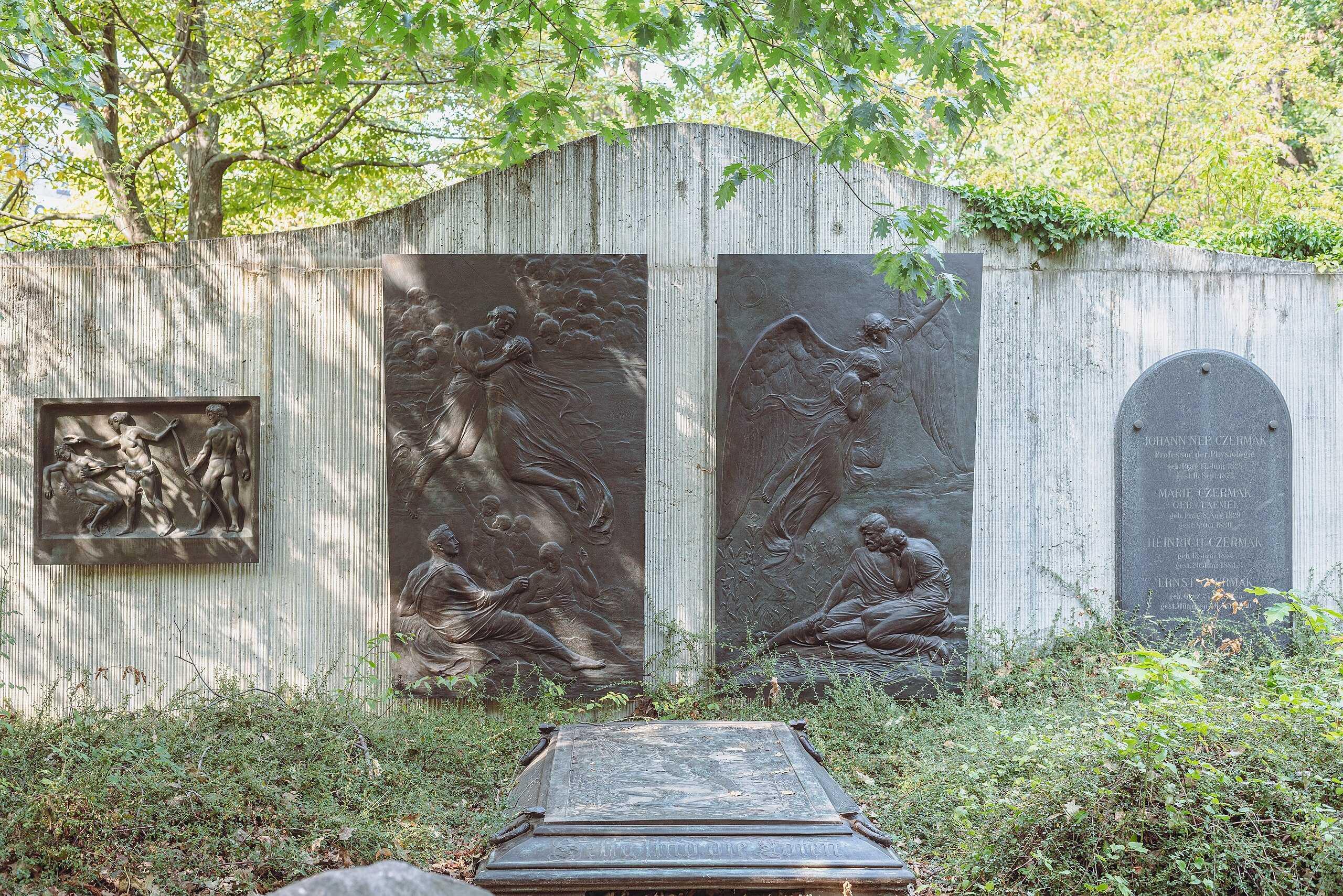 독특한 디자인의 오래된 묘비 및 조각상