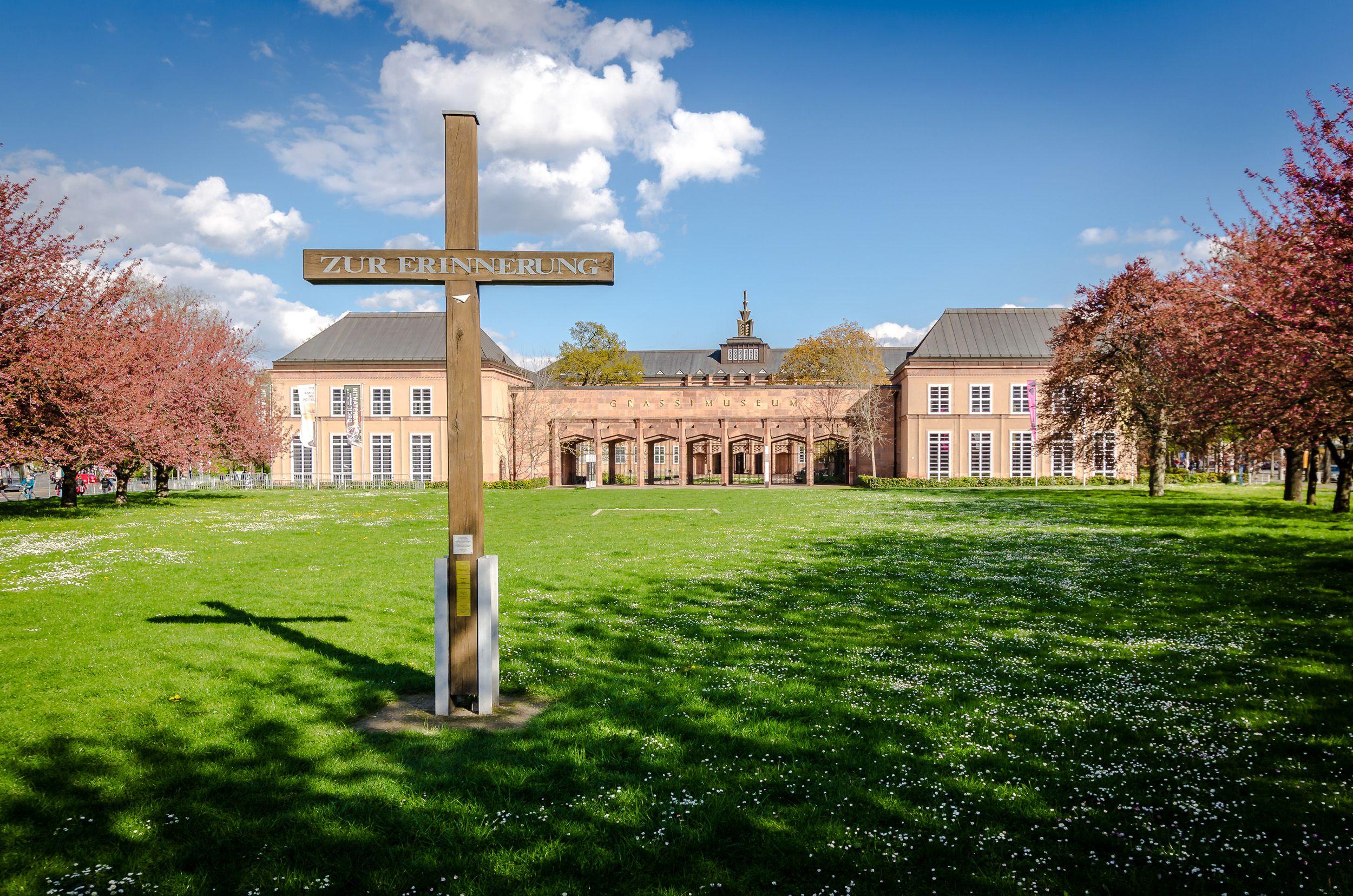 그라시 박물관을 배경으로 한 묘지 전경