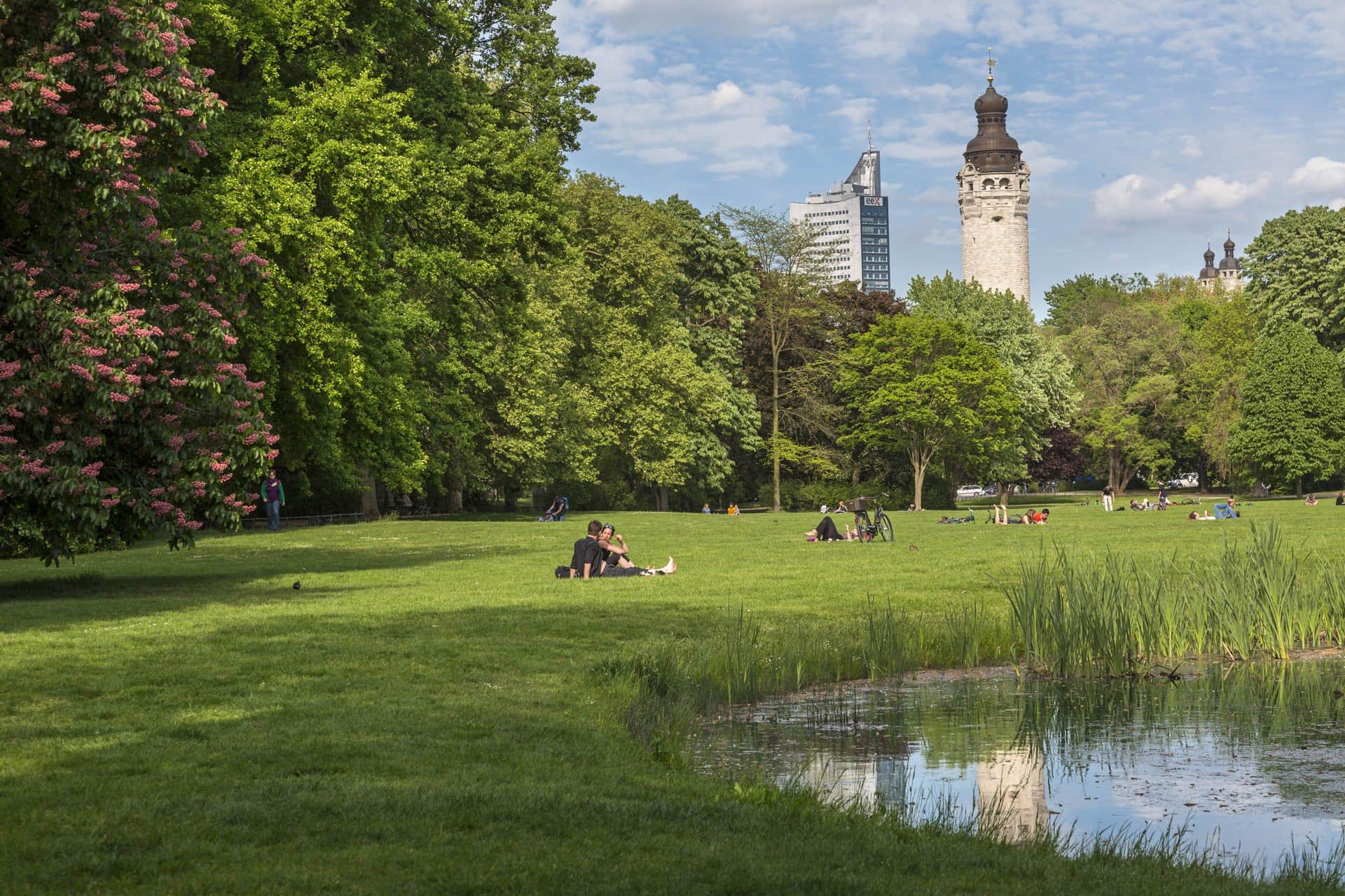 신 시청사(Neues Rathaus)와 스카이라인이 보이는 다리 위