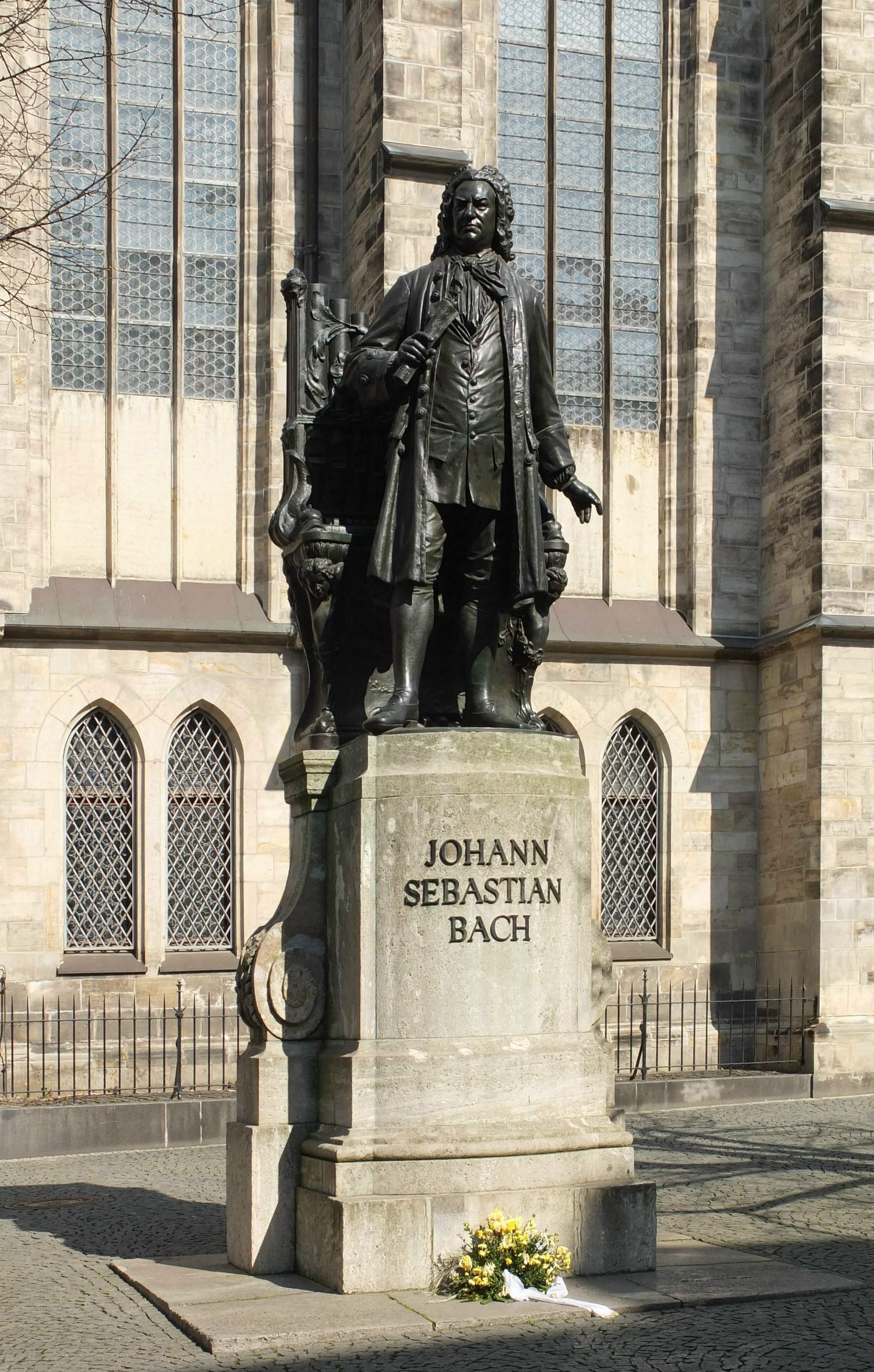 요한 제바스티안 바흐 동상 앞