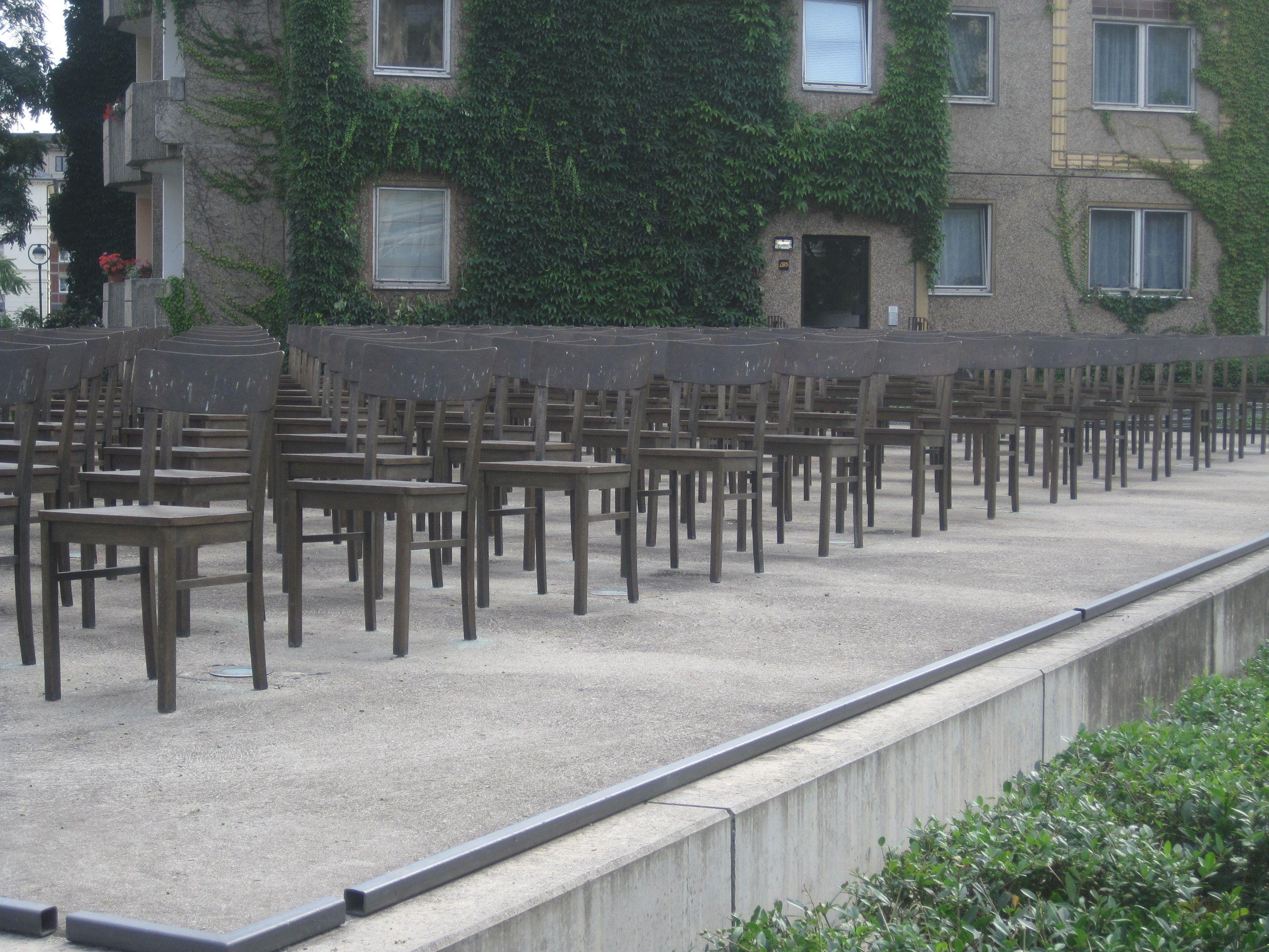 옛 시나고그 윤곽선과 의자들