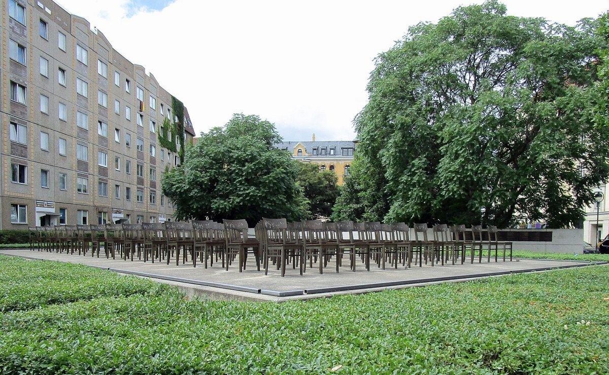 추모의 흔적과 기념물