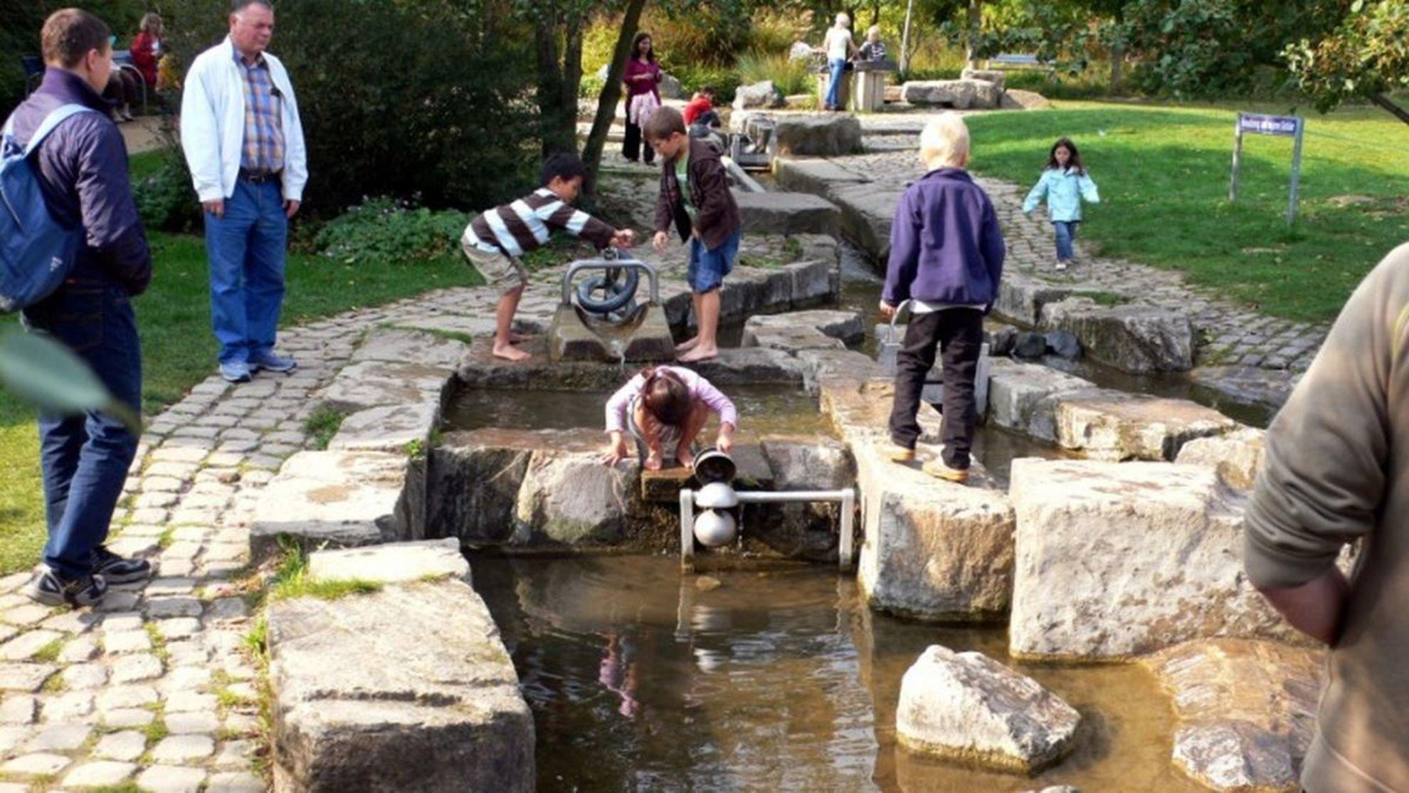 물이 있는 만남의 장소 (Treffpunkt am Wasser)와 주변 꽃밭