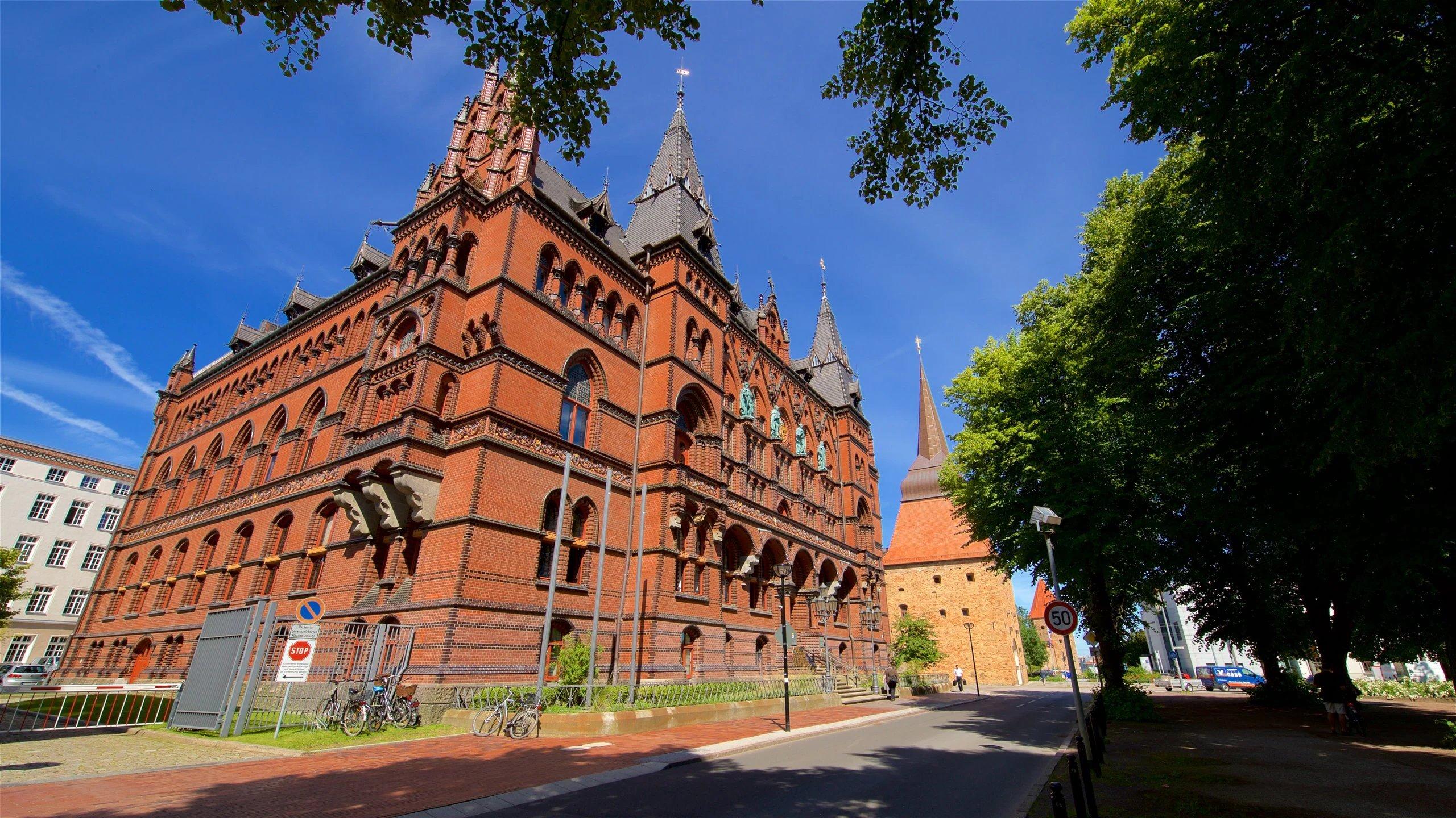 슈타인토어(Steintor)와 함께 담는 건물 전경