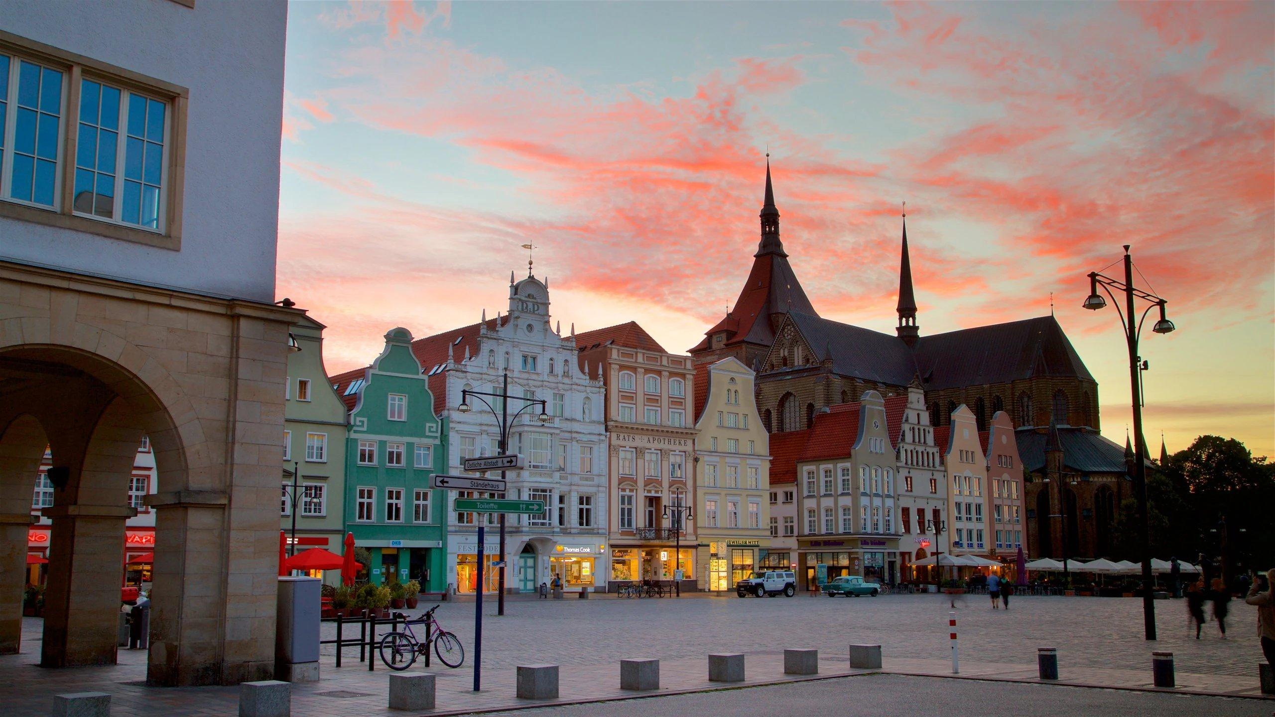 일몰 시간의 낭만적인 건물 외관