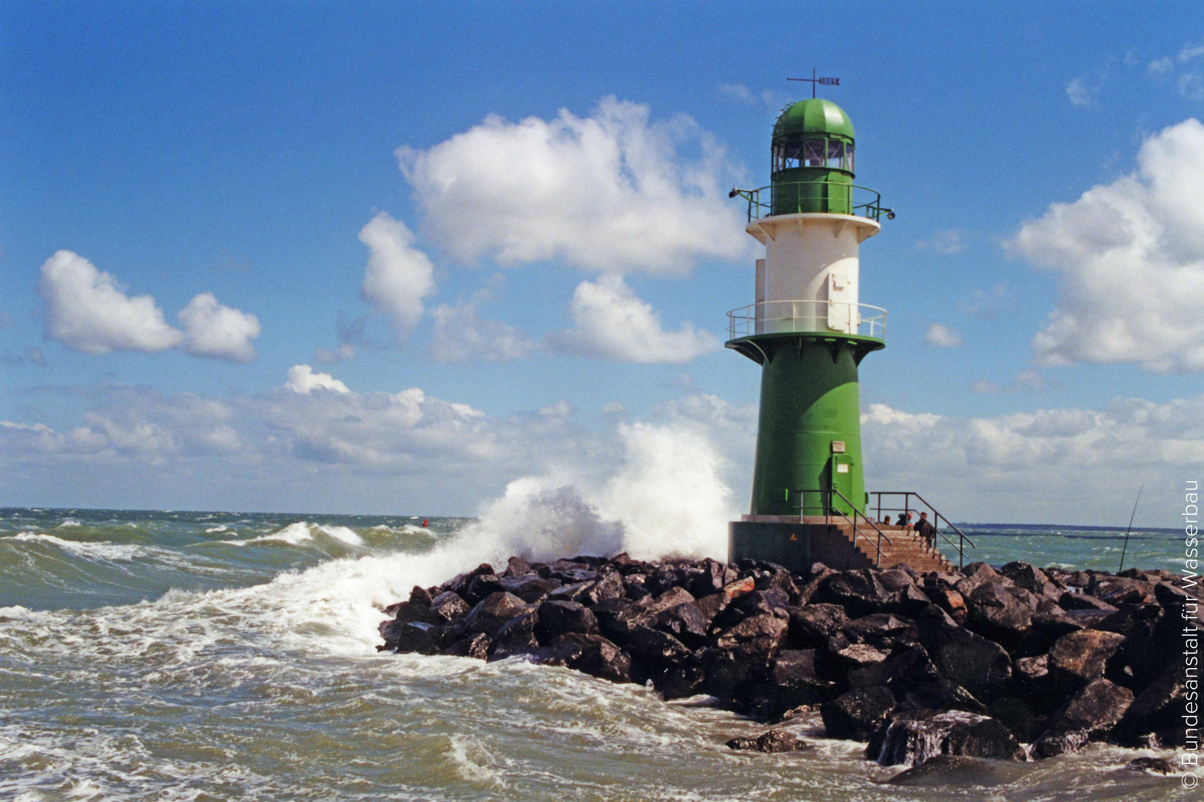 녹색과 흰색의 서쪽 방파제 등대 (Molenfeuer Westmole) 앞
