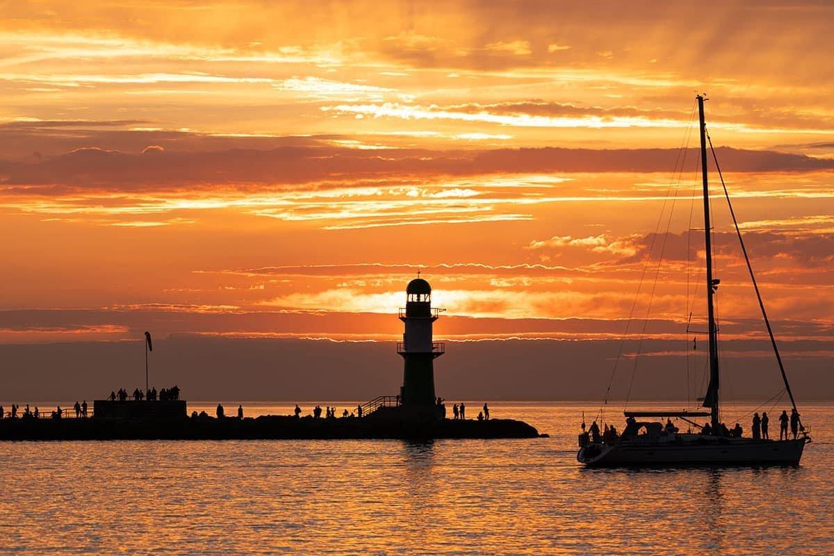 일몰 시간의 서쪽 방파제