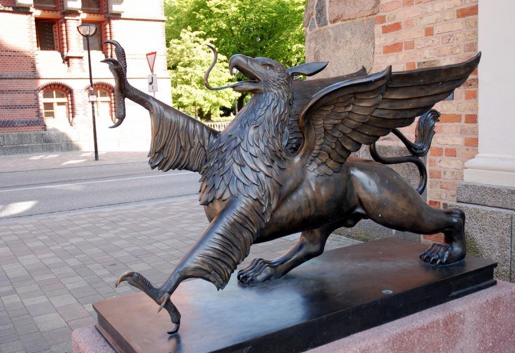 슈타인 문과 그리핀 조각상