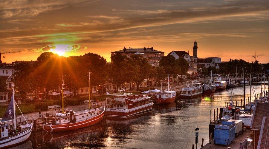 다채로운 건물과 어선 배경