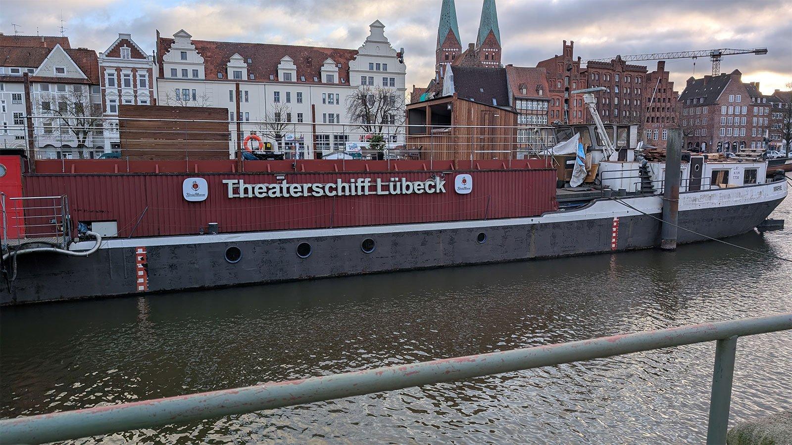 극장선 뤼베크 여름 레뷔 공연 포스터 또는 장면