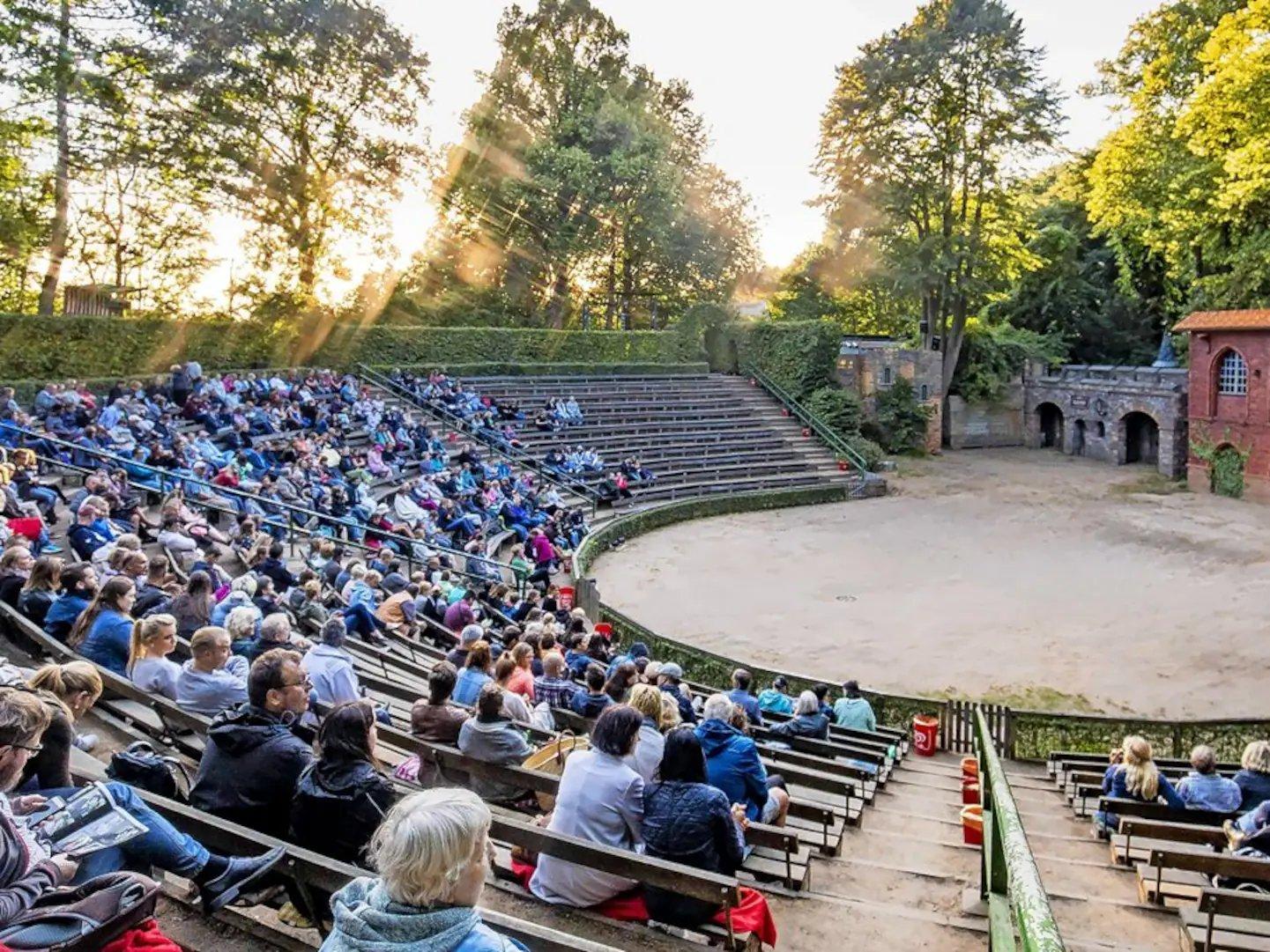 뤼베크 야외극장에서 펼쳐지는 셜록 홈즈 추리극 공연