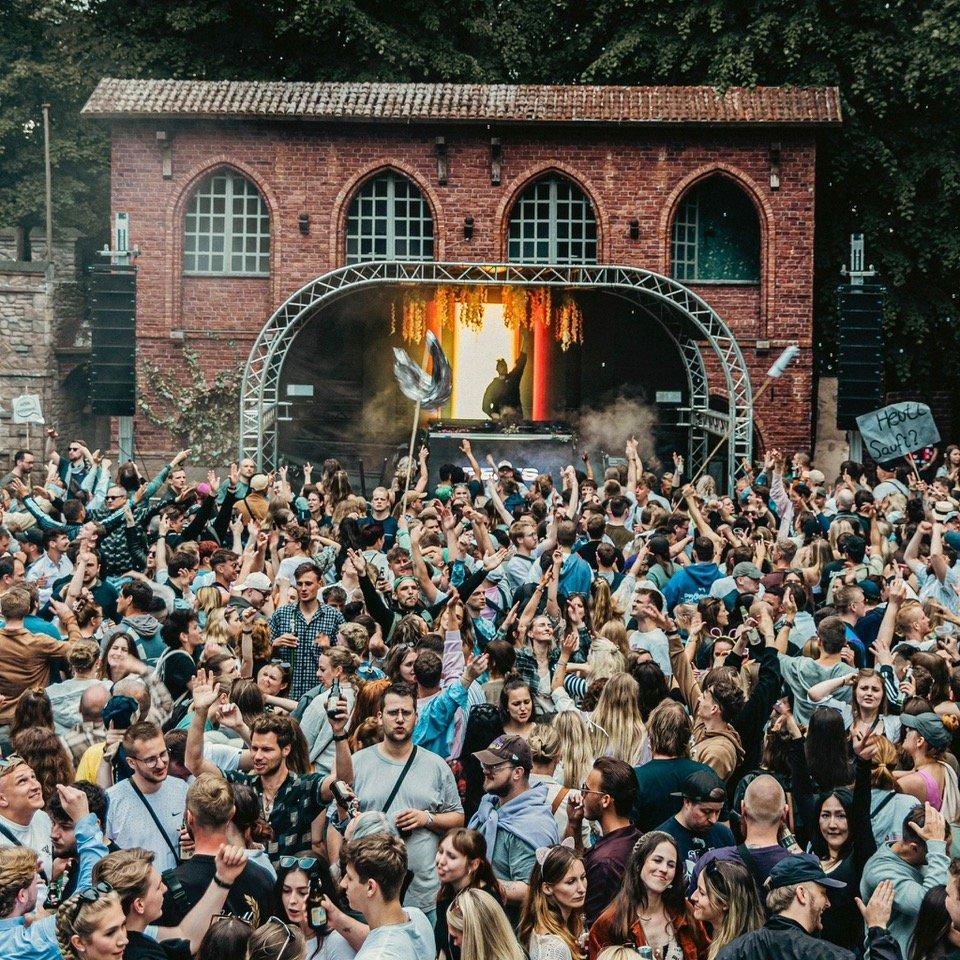 뤼베크 야외극장에서 열리는 여름 콘서트의 열정적인 모습