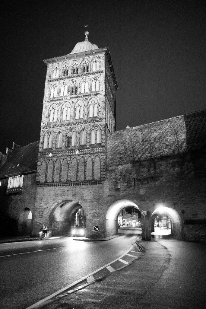 저녁 조명 아래 성문