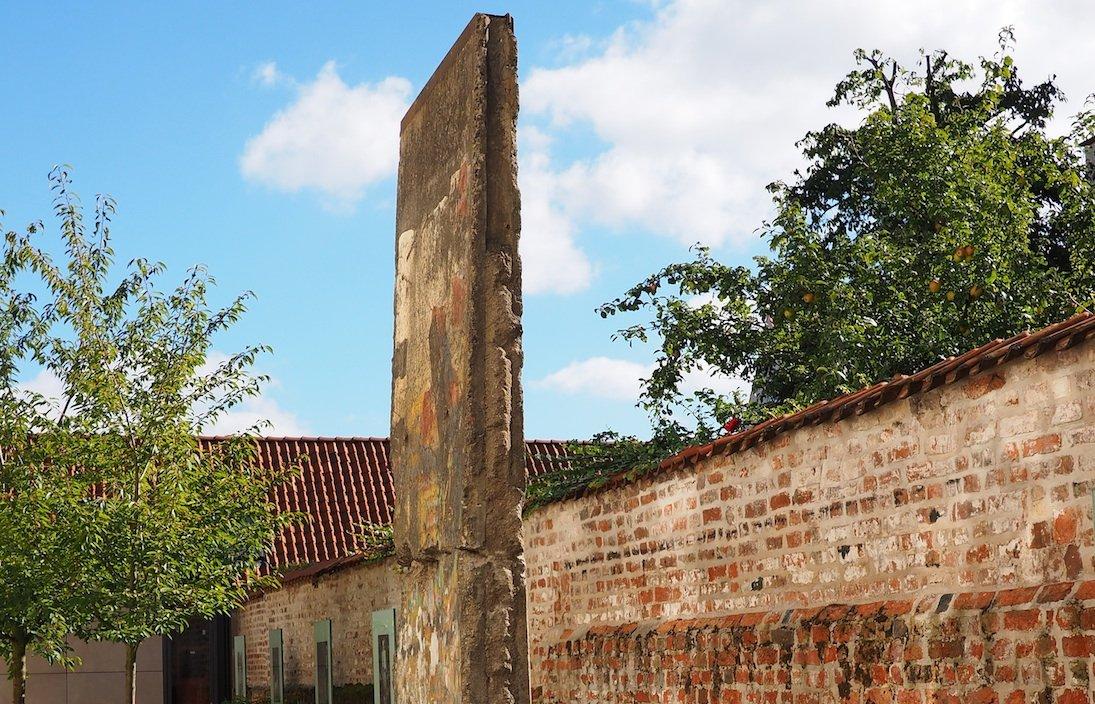 안뜰의 베를린 장벽 조각