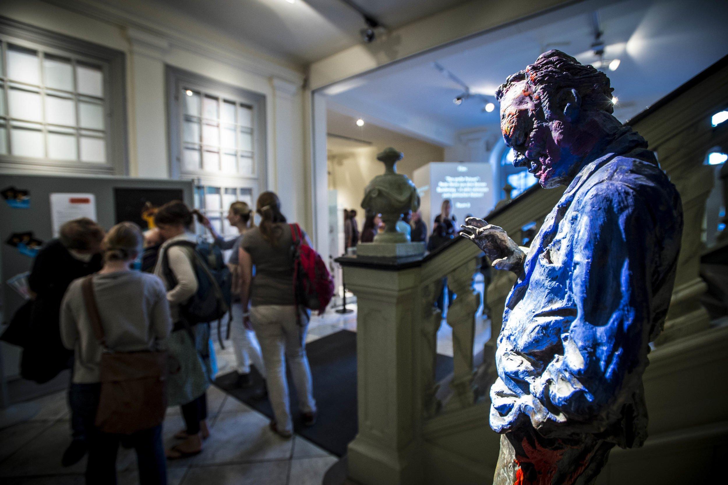 계단 옆 빌리 브란트 흉상