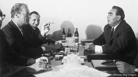 재현된 젊은 시절 책상