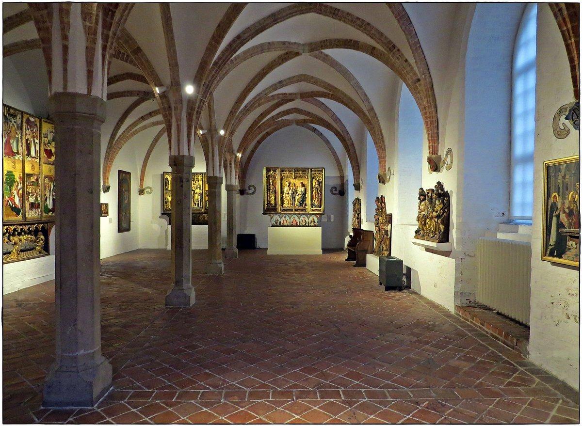 옛 수도원 회랑과 현대적 쿤스트할레의 대비