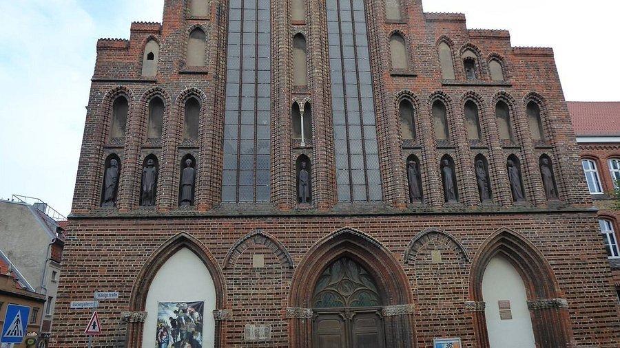 교회 서쪽 파사드 전체 모습