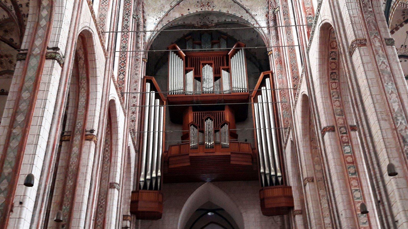 2층 성가대석에서 내려다본 교회 내부 전경