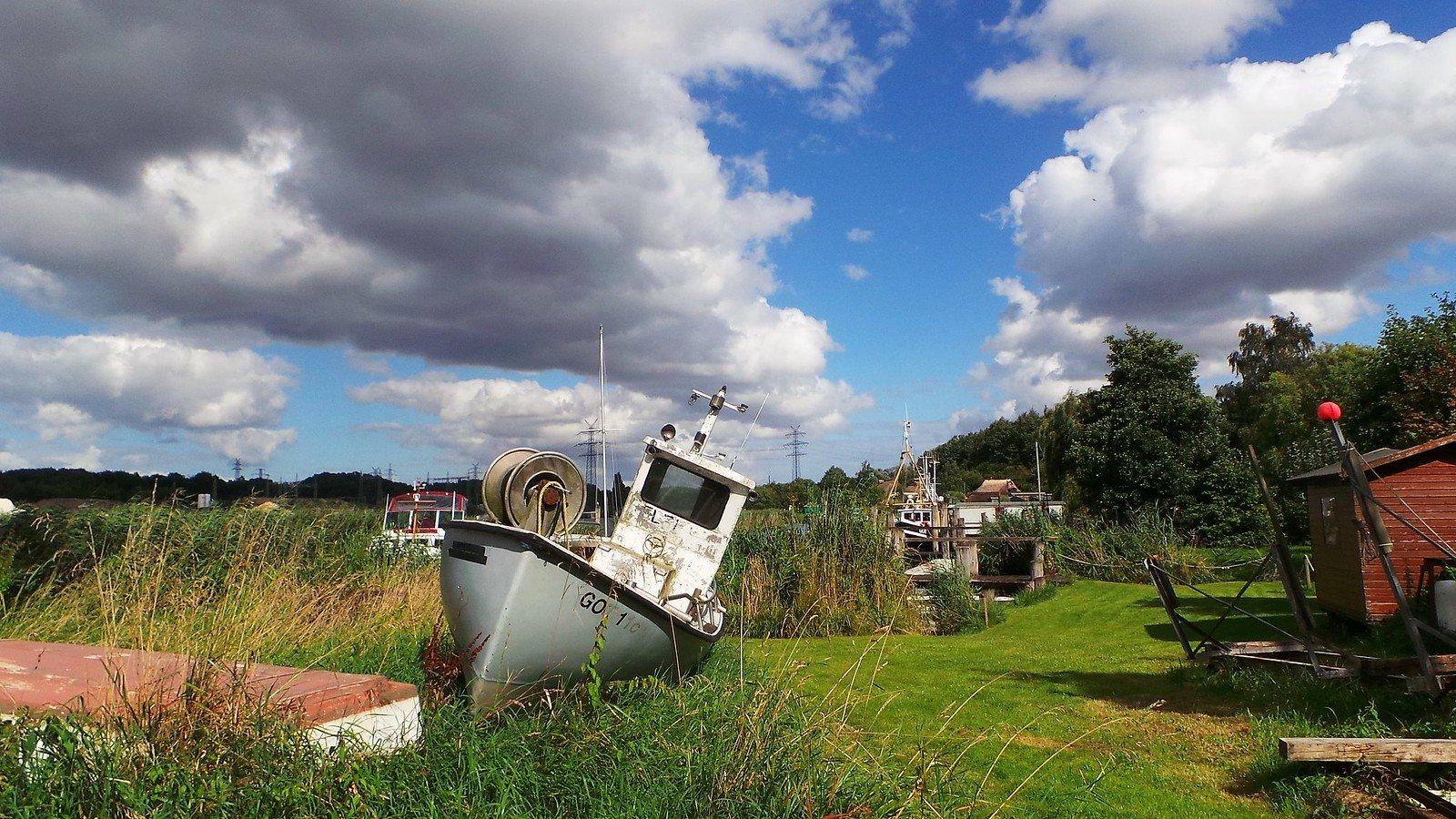 작은 항구와 정박된 어선들