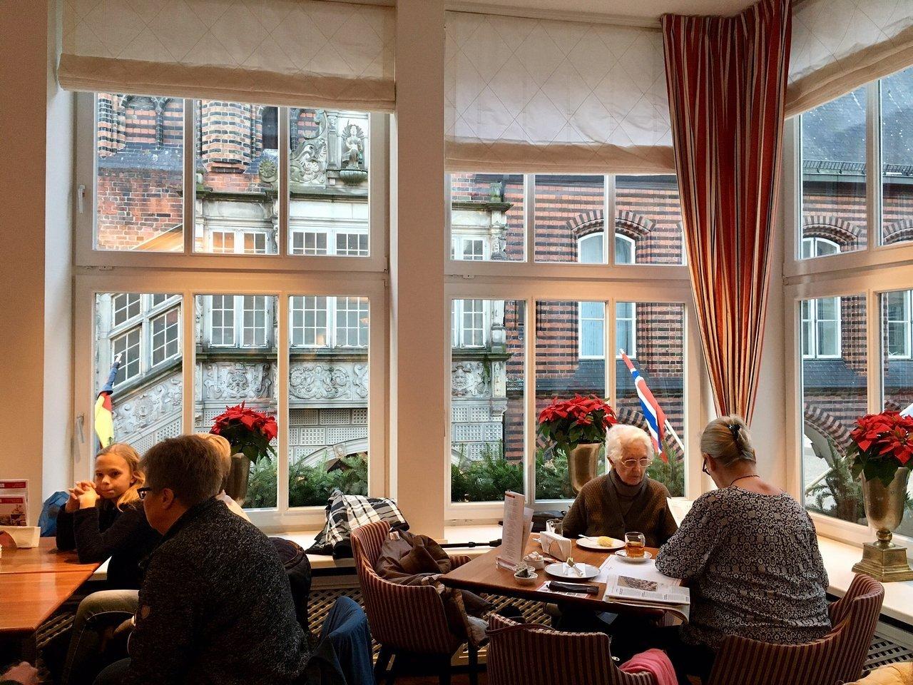 카페 창가 좌석 (도시 전망)