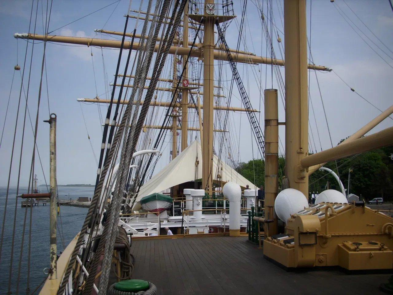 파사트 호 갑판 위 (4개의 마스트 배경)