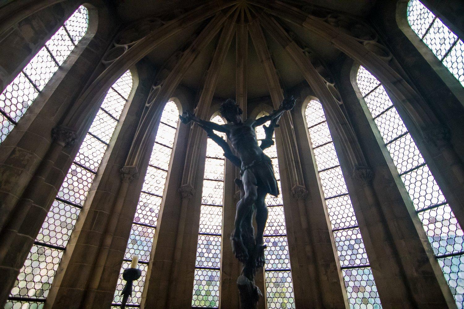 내부 스테인드글라스 창문 앞