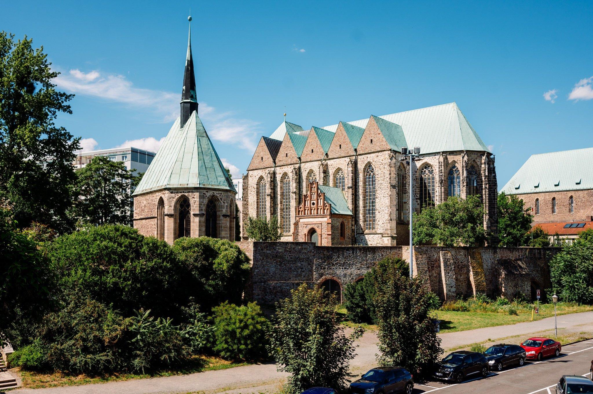 교회 서쪽 탑과 남쪽 현관
