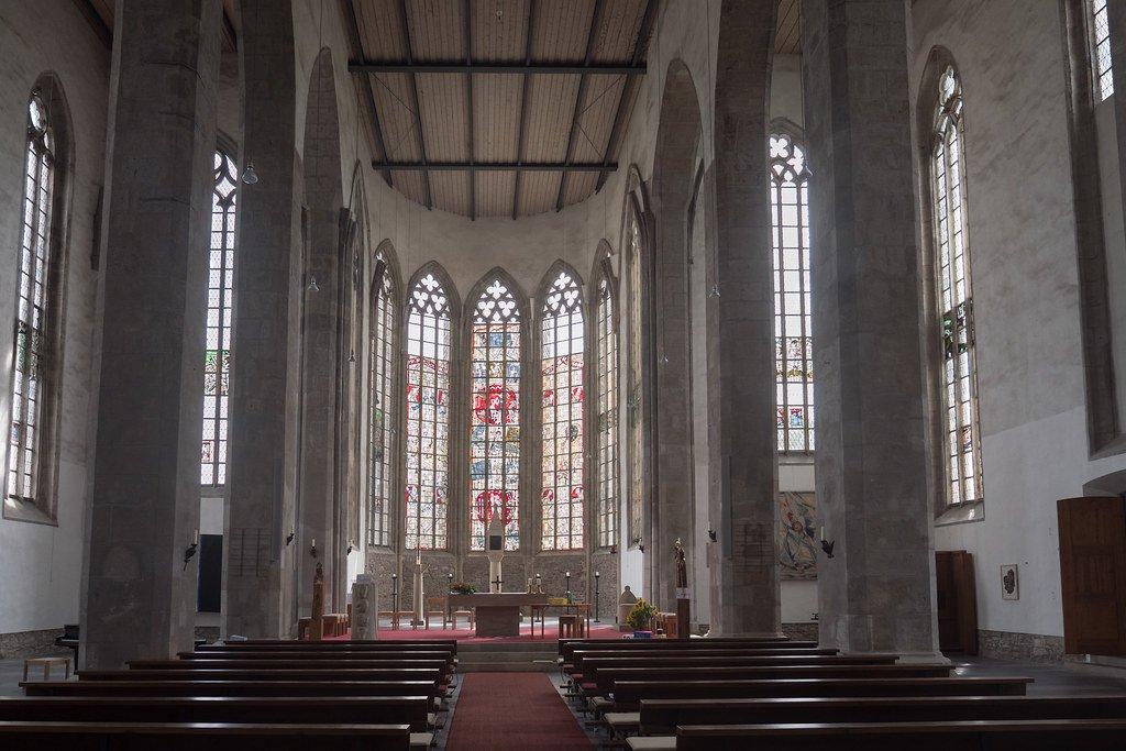 내부 스테인드 글라스 창문 앞