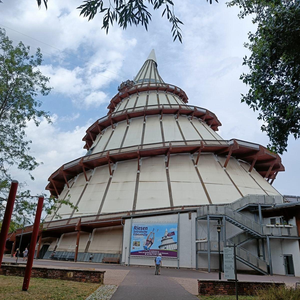 밀레니엄 타워 (Jahrtausendturm) 앞 또는 내부 전망대