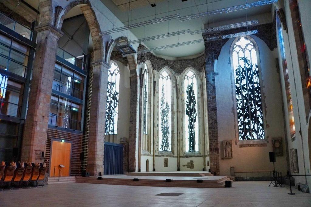 본당 내부 (막스 울리히 창문 배경)