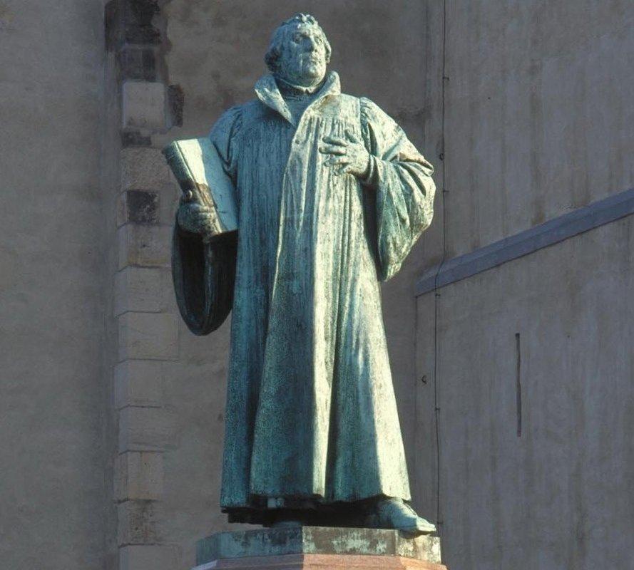 교회 서편 마르틴 루터 기념비