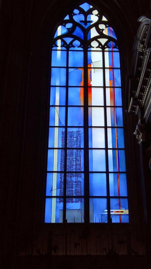 스테인드글라스 창문 앞
