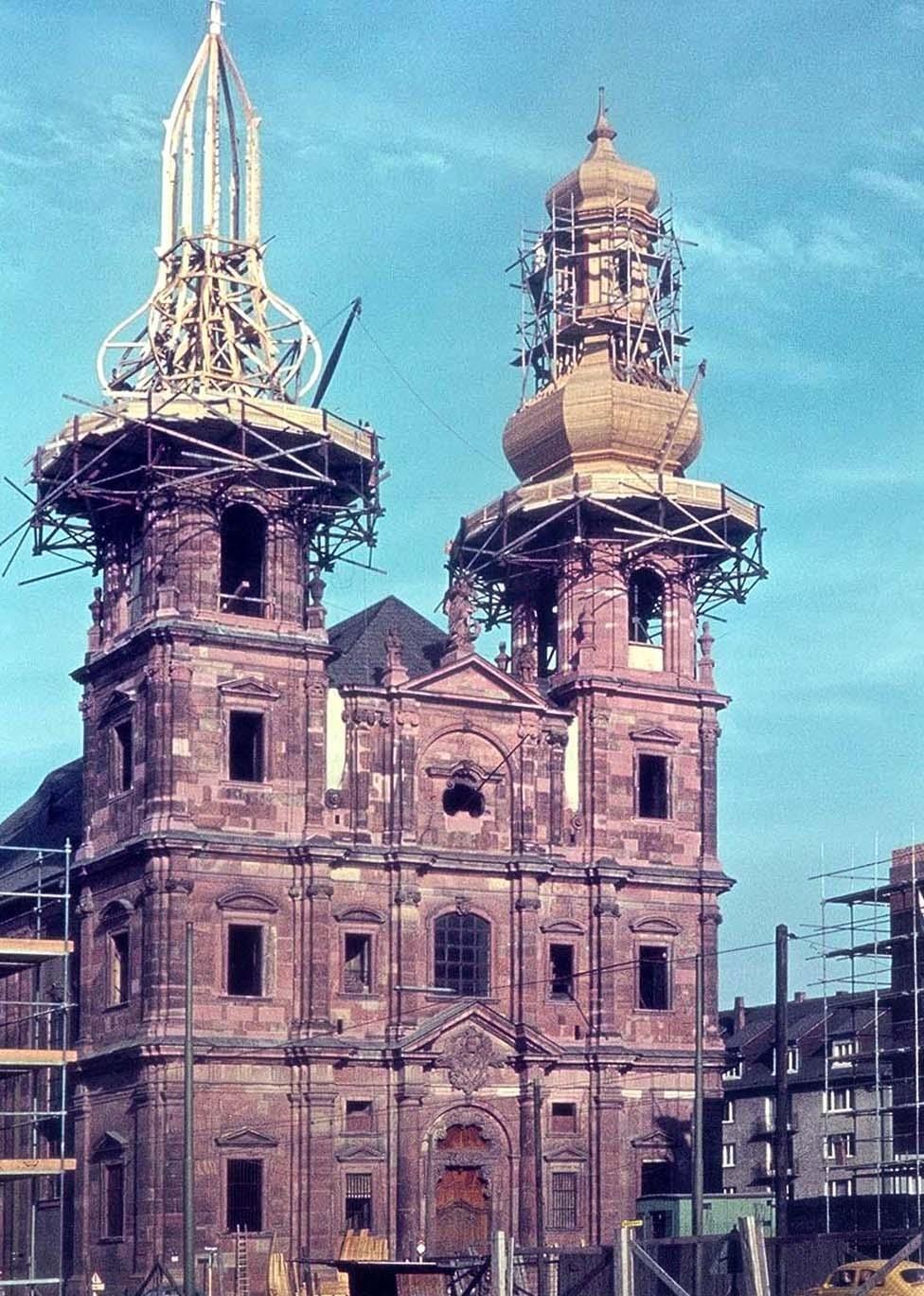 교회 남서쪽 외부 광장