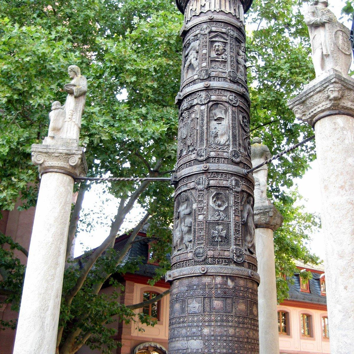 마인츠 대성당을 배경으로 한 못 기둥