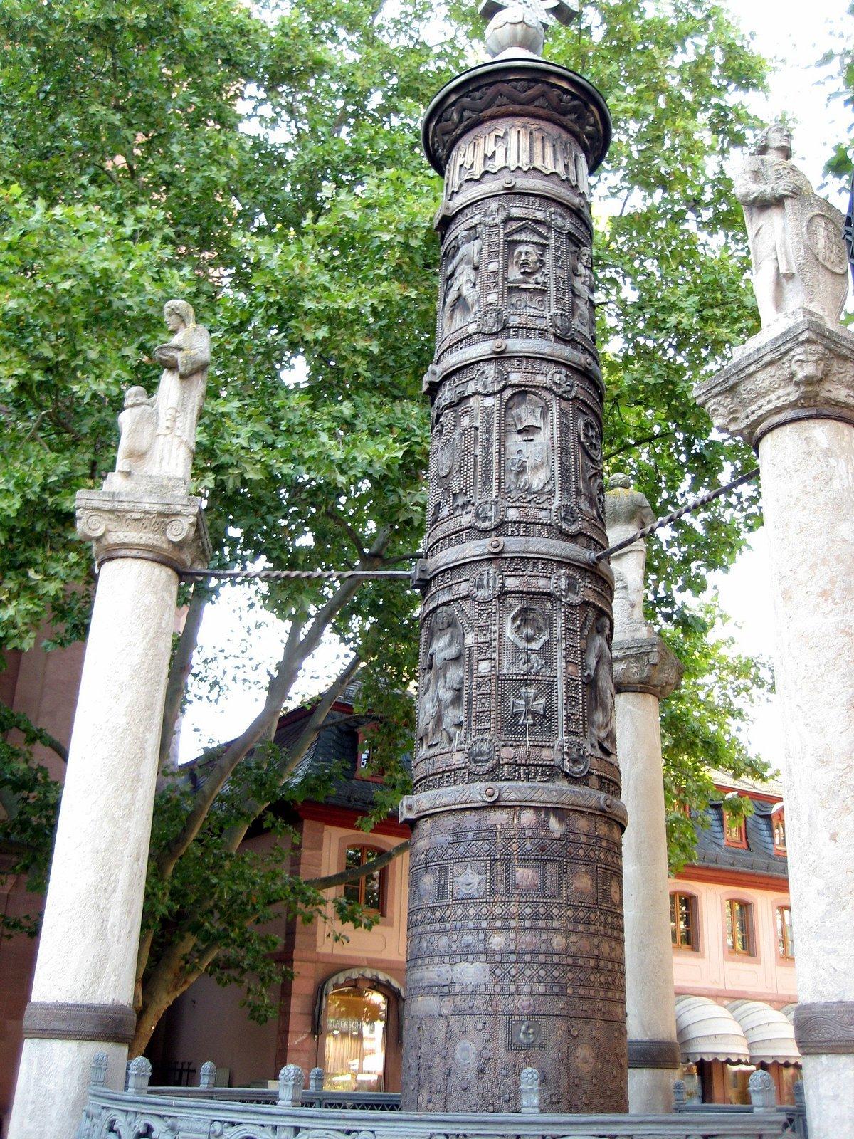 기둥 표면의 못과 조각 디테일