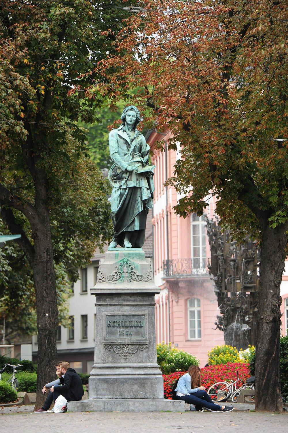 카니발 분수를 배경으로 한 기념비