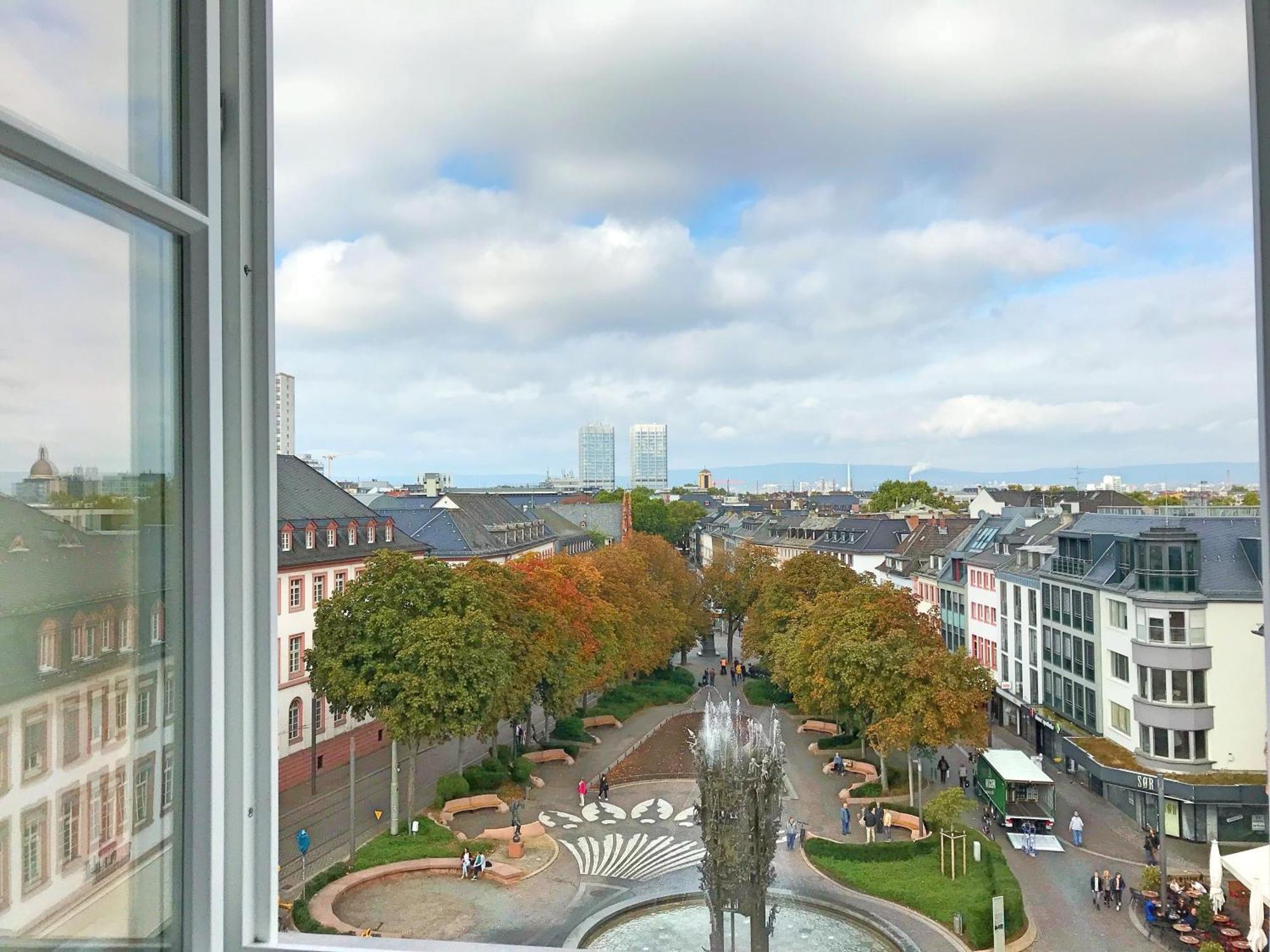 오슈타이너 호프(Osteiner Hof)를 배경으로 한 광장과 기념비