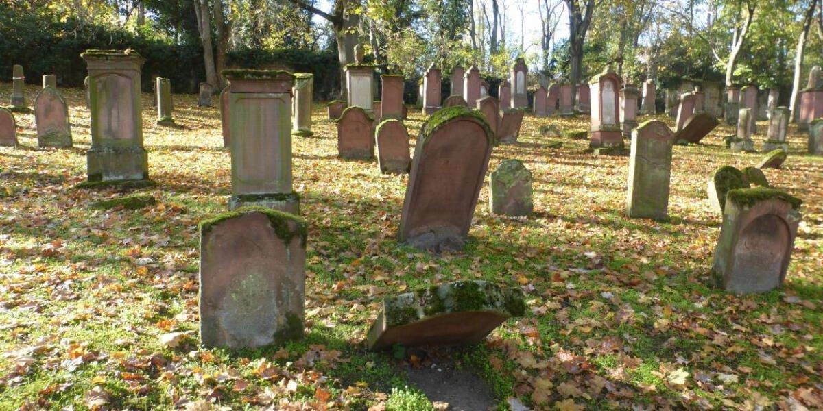 📜 옛 유대인 묘지 입구(아인강 알터 유디셔 프리트호프)