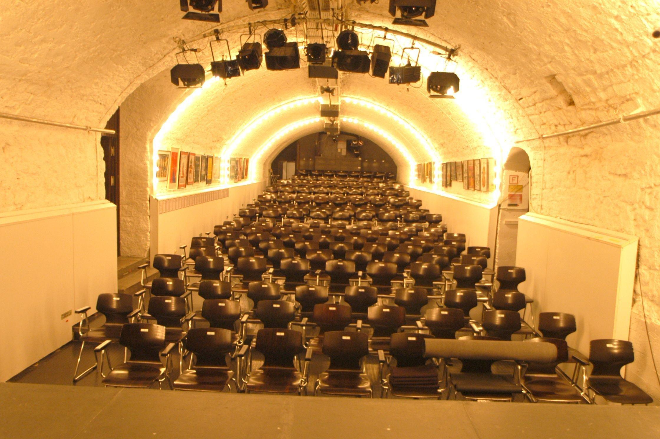 🎭 운터하우스 – 마인처 포룸-테아터