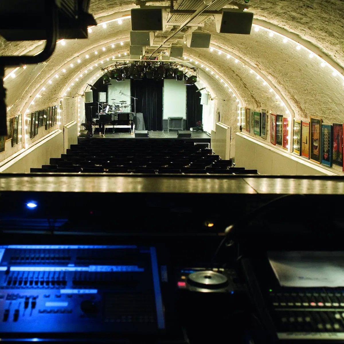 아치형 극장 내부 (공연 없을 시 또는 허가된 경우)