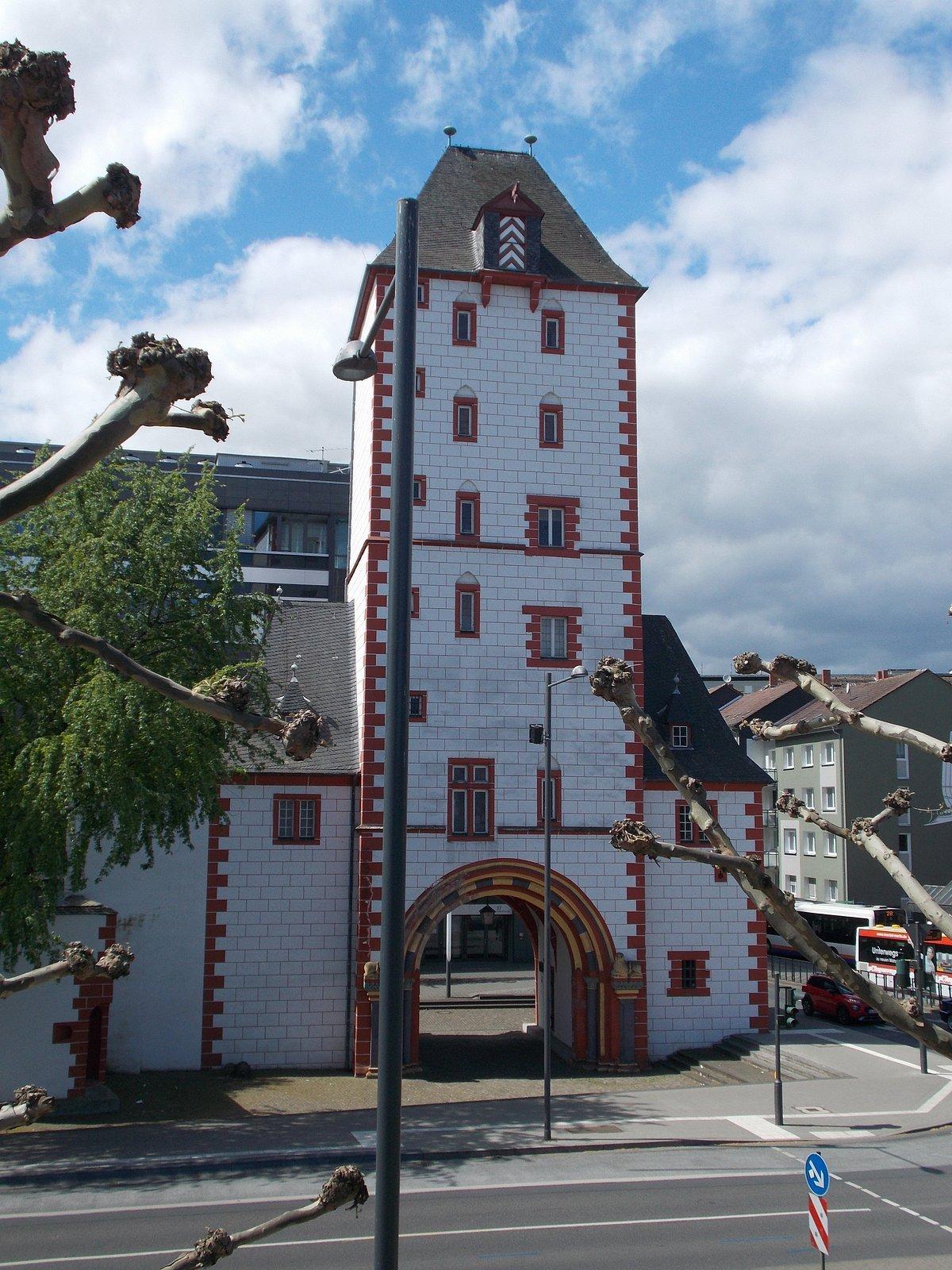 라인강 방면 타워 전경 (사자 조각 포함)