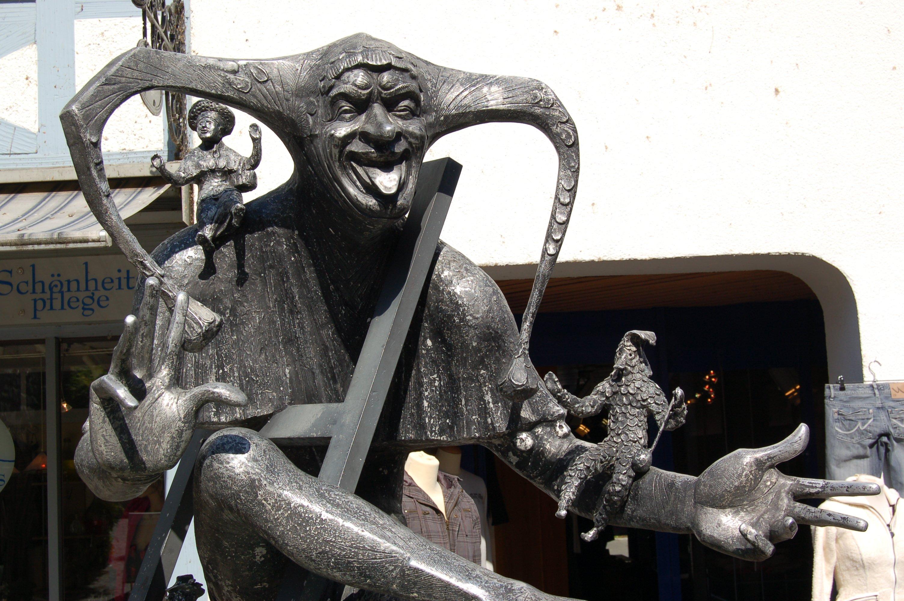 개성 넘치는 청동 조각상 클로즈업