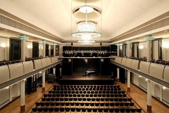 공연장 내부 (허용 시)