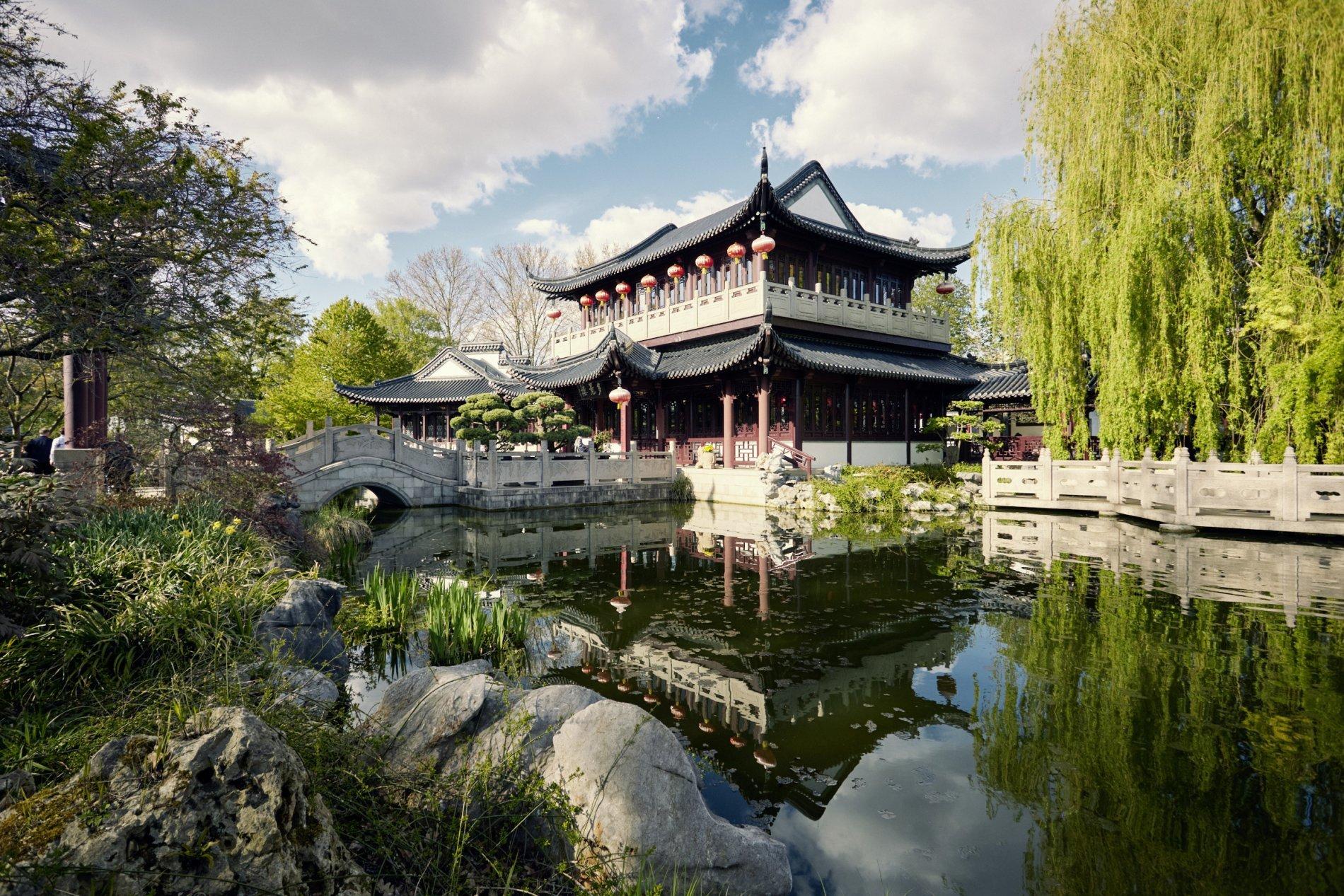 중국 정원(다원) 내 찻집과 정자 주변