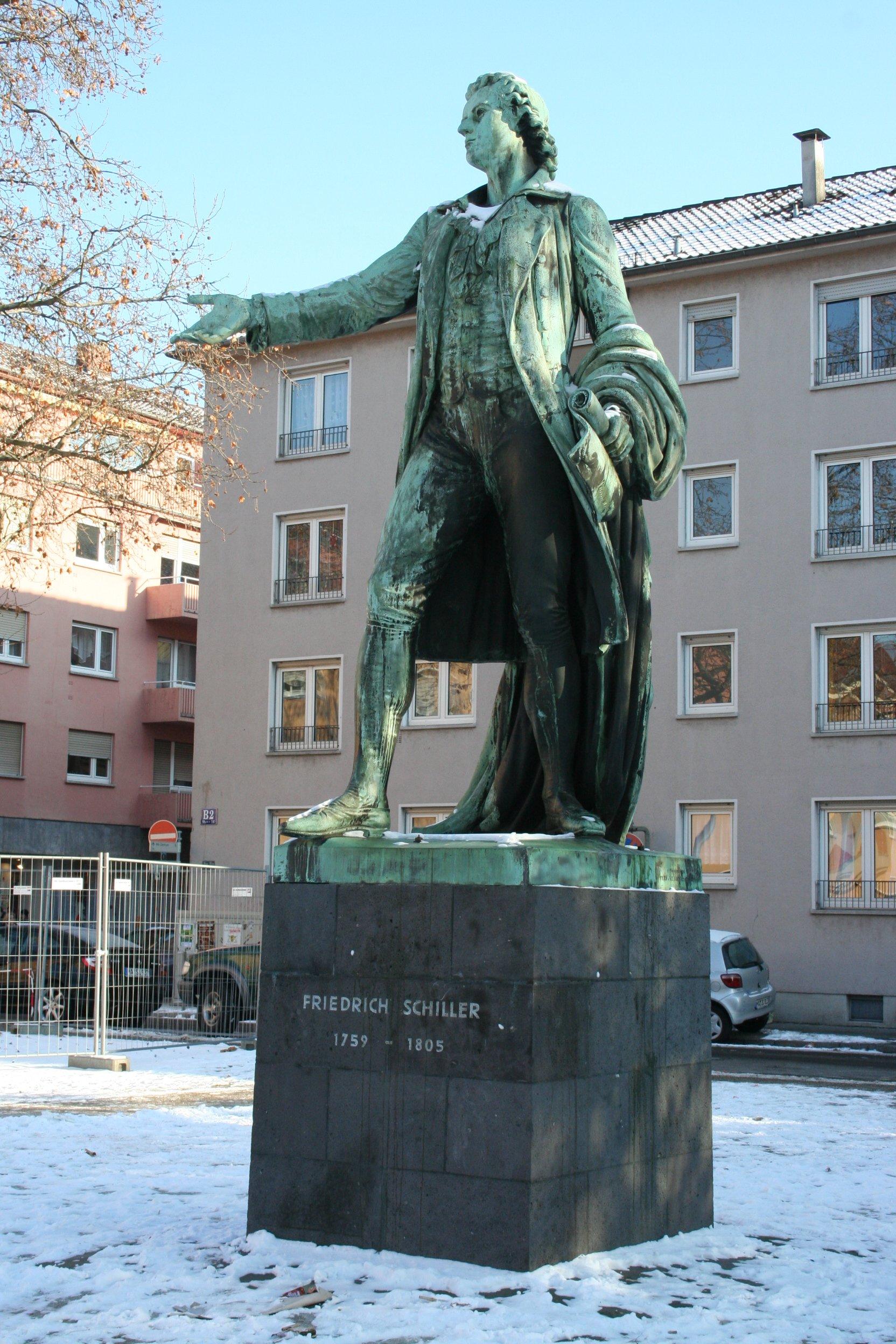 프리드리히 쉴러 동상 앞