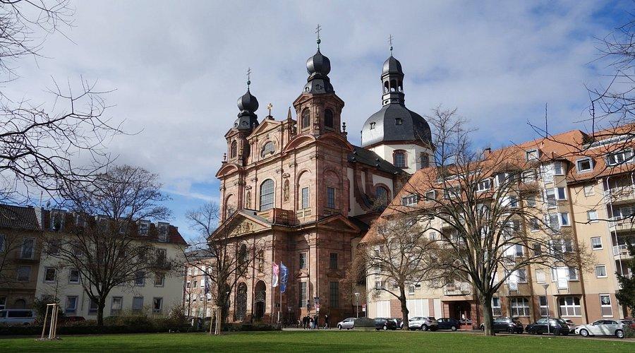 예수회 교회가 보이는 공원 벤치