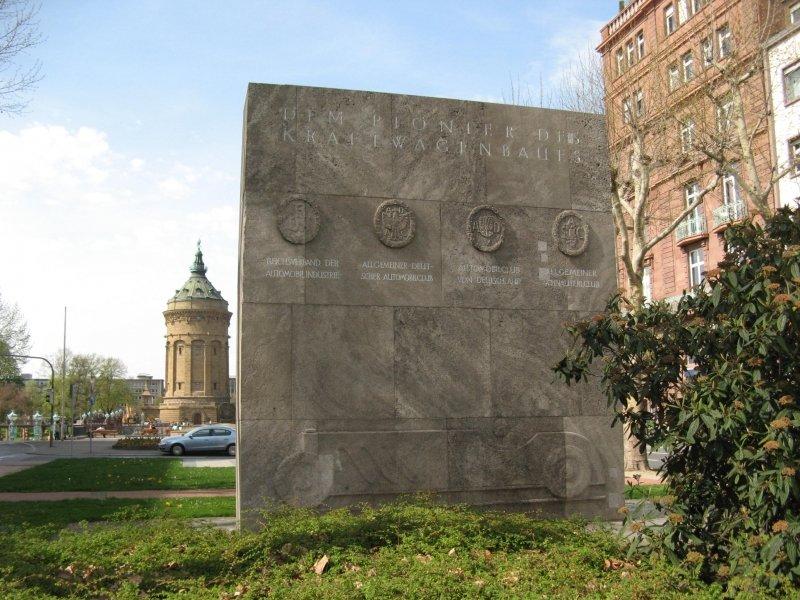 기념비와 바서투름(급수탑)을 함께 담는 구도