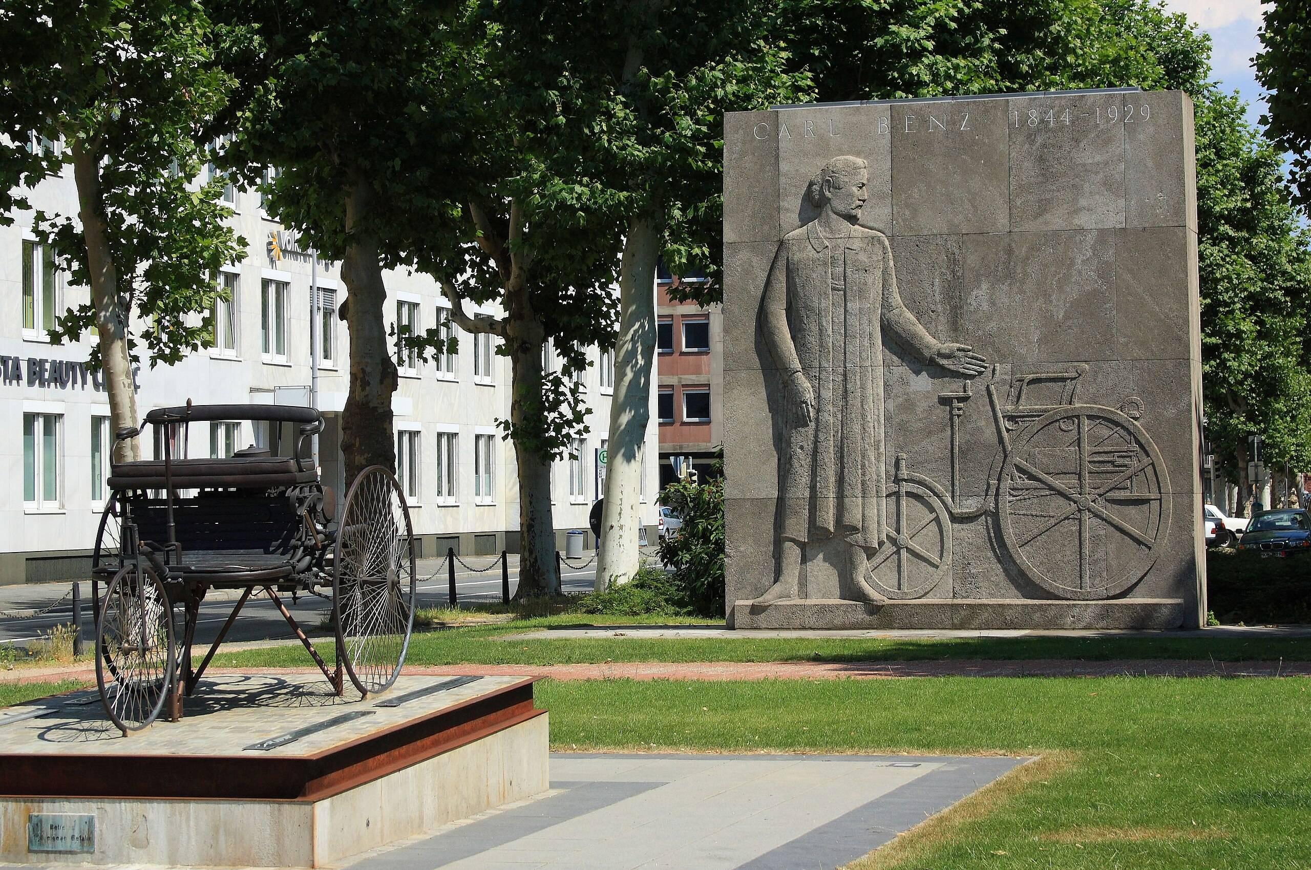 칼 벤츠 동상과 기념 벽면 앞