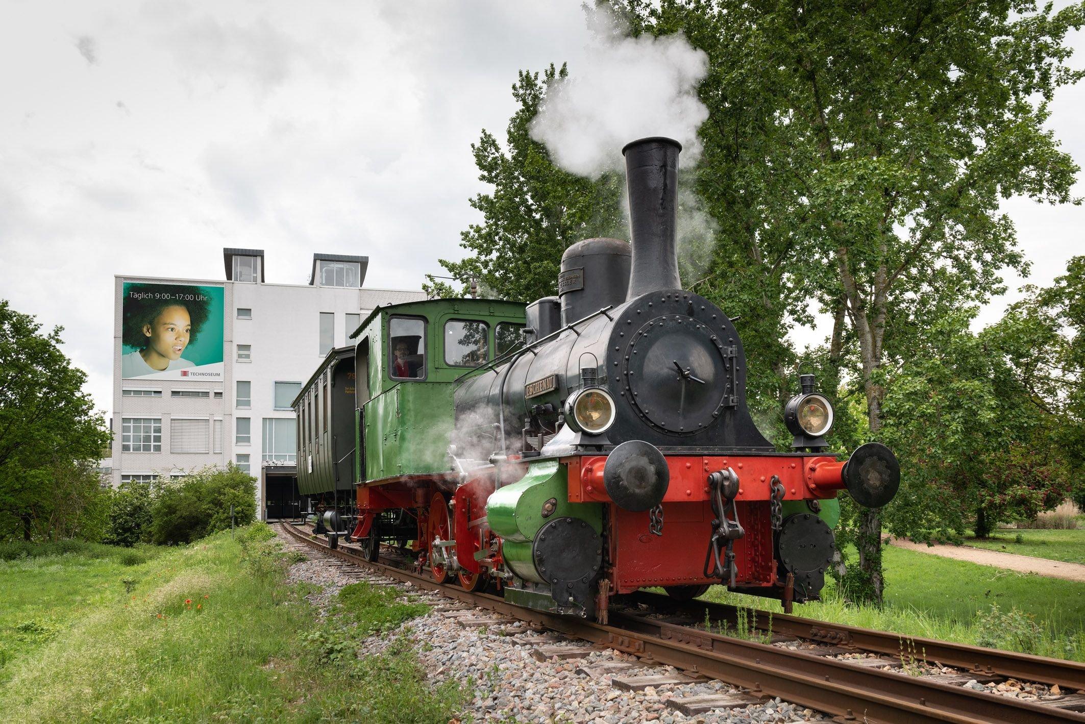 증기 기관차 '에셰나우' 앞